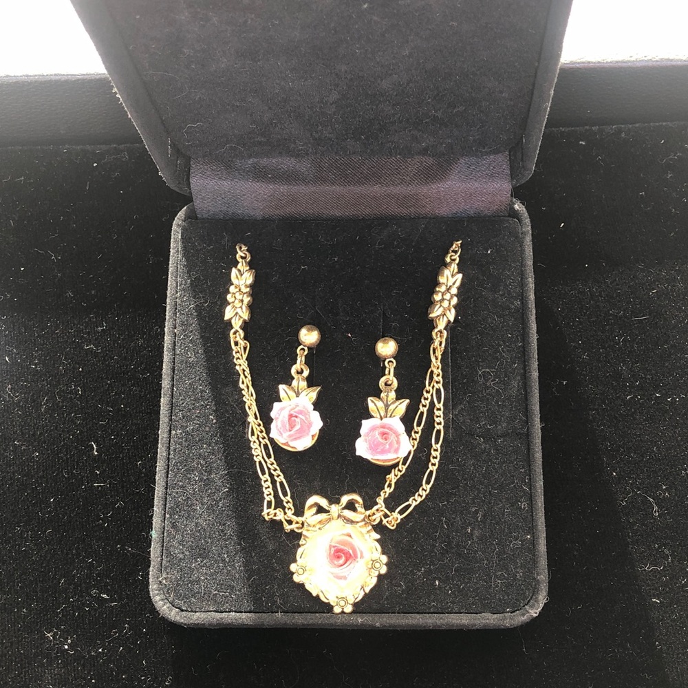 NWT Vintage Avon Gold-Tone Pink Rose Pendant Necklace & Earring Set